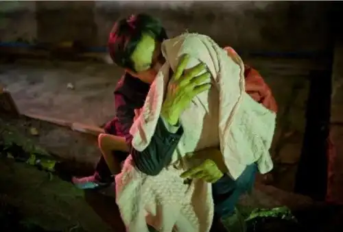 实拍广东弃婴岛 弃婴母亲与婴儿离别捂嘴痛哭