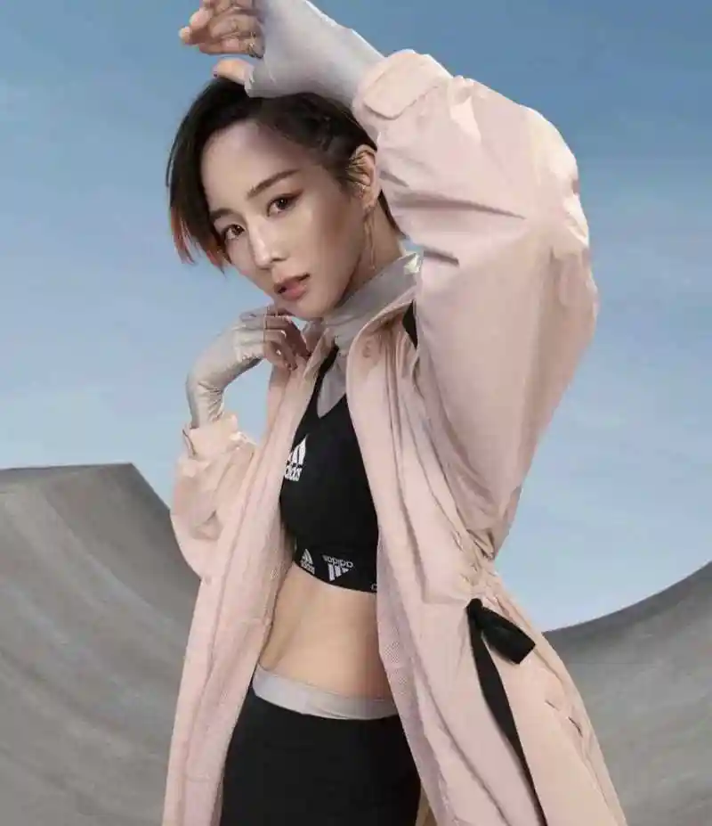 日前,张钧甯晒出一组品牌时尚造型,运动感的服饰与张钧甯的马甲线结合