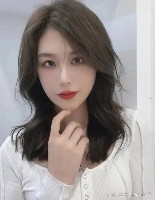 而且每一款锁骨卷发的整体发型,本身就是设计成蓬松十足,自然有型.