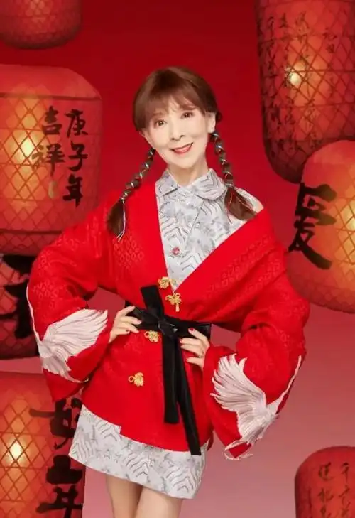 网红汪奶奶七十九岁穿17厘米高跟鞋跳舞吸粉,浓妆艳抹自称少女