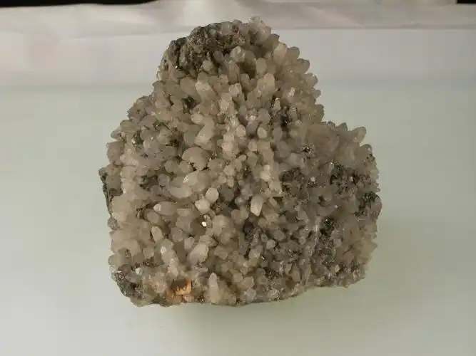 含铂,钯的银金矿:金58.4%～80.1%,银9%～29.2%,铂0%～8.7%,钯 0%～4.