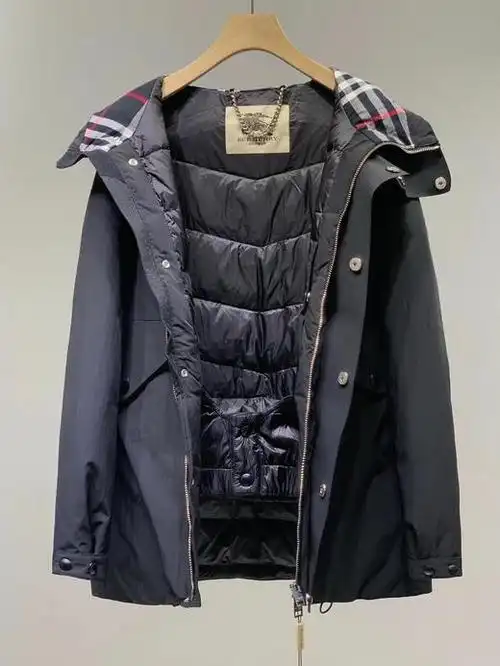 点此购买 巴宝莉男款商务连帽中长款羽绒服 左165733