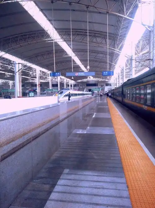 站台·t122到达郑州火车站因为疫情这里的客流量真的很少