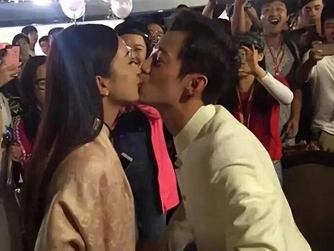 赵丽颖和何炅这个接吻是不是中间隔了块板子来着?