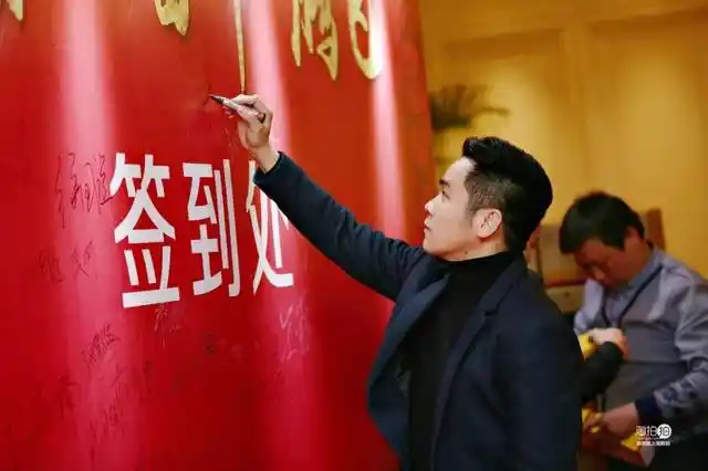签到环节,商户们纷纷在签到墙留下自己的签名.