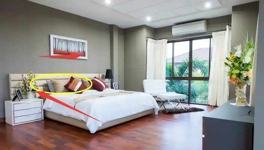 床头和门在一面墙风水(门对床风水化解)