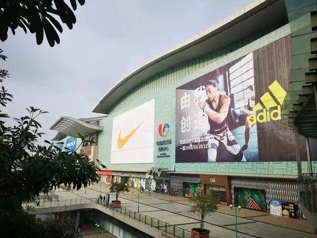 华南城西门是比较繁华热闹的地方,这边是1号馆(1号交易广场)奥特莱斯