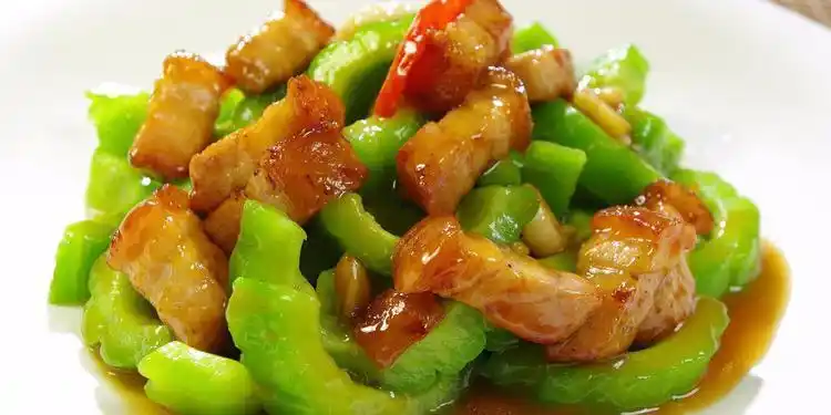 家常做法苦瓜烧肉,清爽丝滑可口入味,家人半分钟就把它吃光!