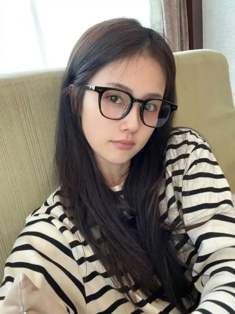 白鹿百变自拍,她不再是大家眼中的那个普美了,现实生活中的她依然也很