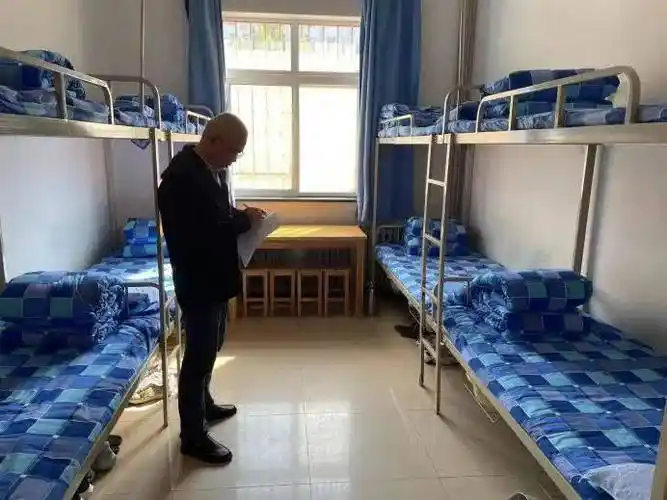 宿说美好——青岛三中举行"我爱我家"宿舍内务卫生评比活动