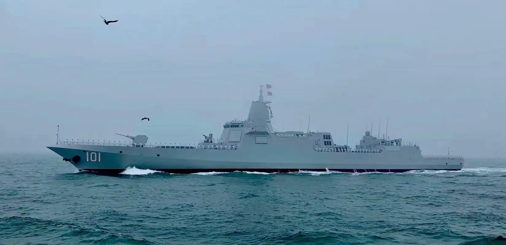 海上阅兵高清大图:万吨级101号"南昌"舰展露迷人的风采