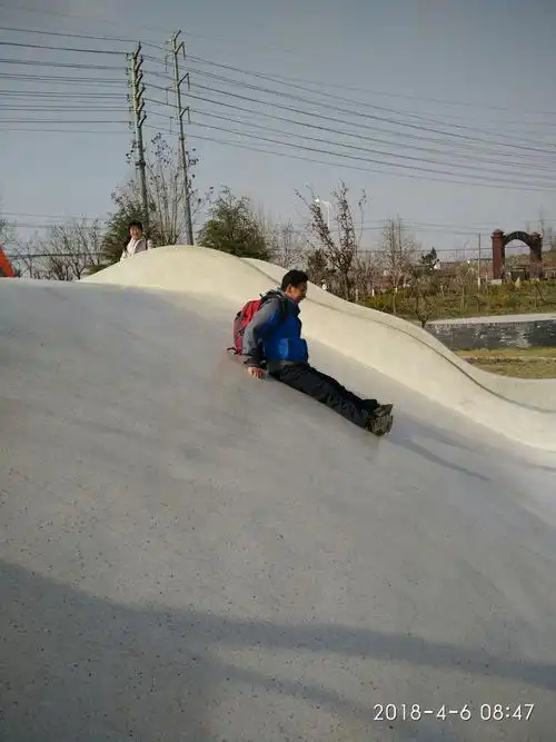 四月七日环秀湖公园一日游.真是那个北风吹,雪花飘,刮的人呀飘起来.