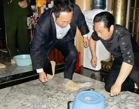 回顾:一丝不挂用酒画符,只为给"女明星开光"?大师王林