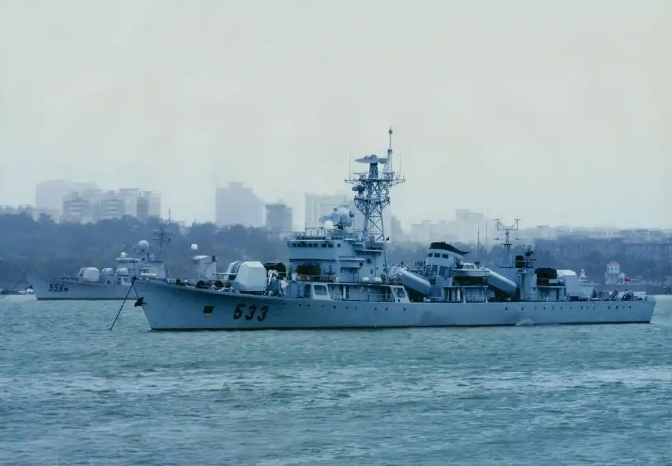 美披露所谓军舰闯南海细节:中国军舰如影随形