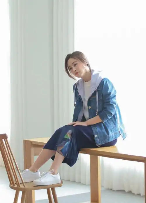 金泰熙拍摄花絮放出,身穿白卫衣加军绿长裤,谁能看出她快40