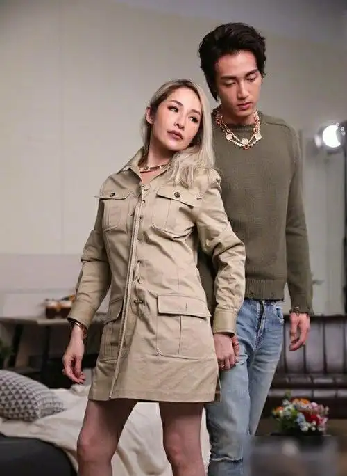 萧亚轩和小男友拍写真40岁的年龄20岁的腿不愧是鲜肉收割机