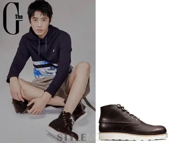 而"刚长大的男人"—梁靖康脚上这一双同款不同色的trace quest工装靴