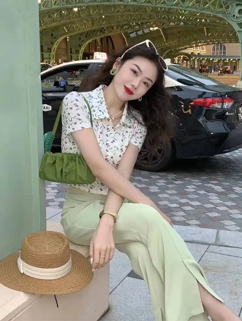 碎花上衣搭配什么裤子鞋子好看