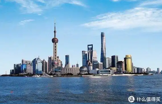 这里有着历经百年的建筑群,对岸便是高楼林立的城市,可看到上海中心