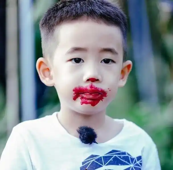 小小春吃火龙果满脸是"血"求救陈小春