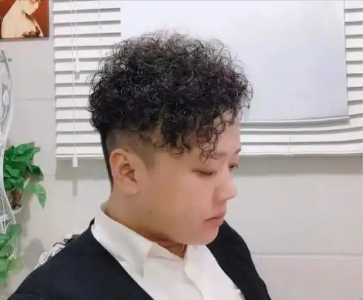 小卷烫发最大的好处就是方便打理,而且凭借自身满满的时尚气息更被