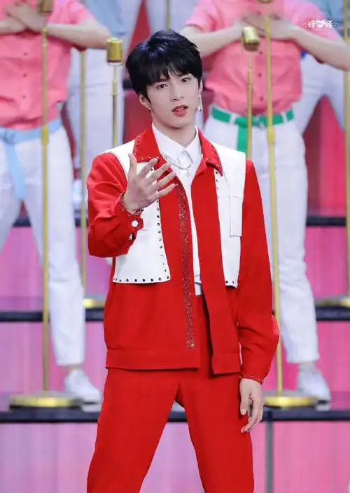 刘耀文红色运动装