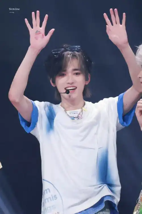 宋亚轩在手心里画了爱心