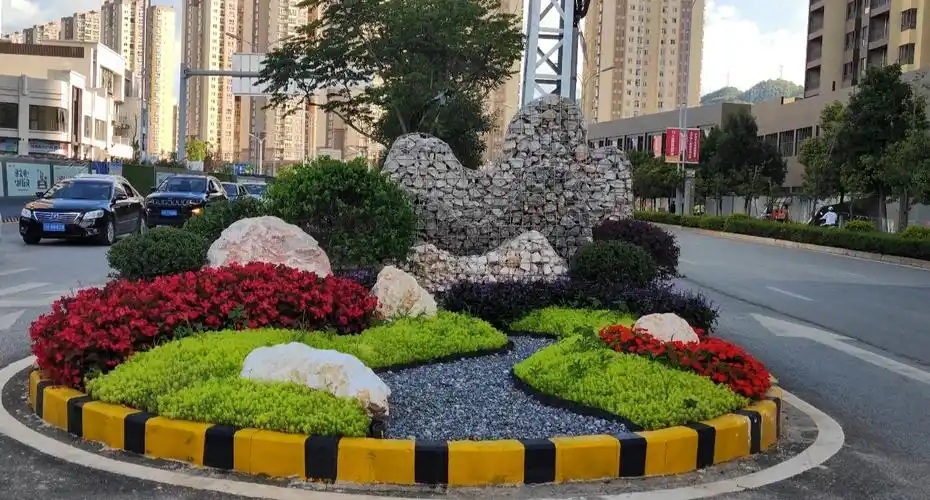 减少交通事故等方面都起着重要的作用,但颜色,造型单一的传统绿化带