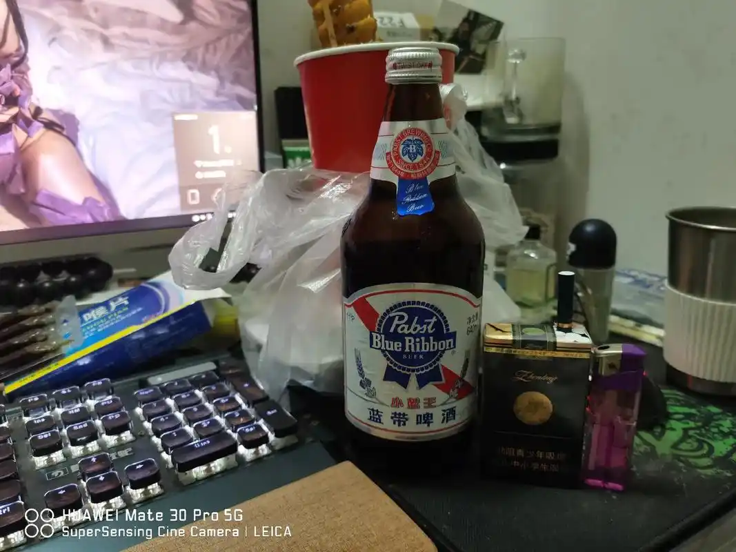 终究还是独自一人 抽烟喝酒 孤独.#独饮 #深夜的酒 #唯有 - 抖音