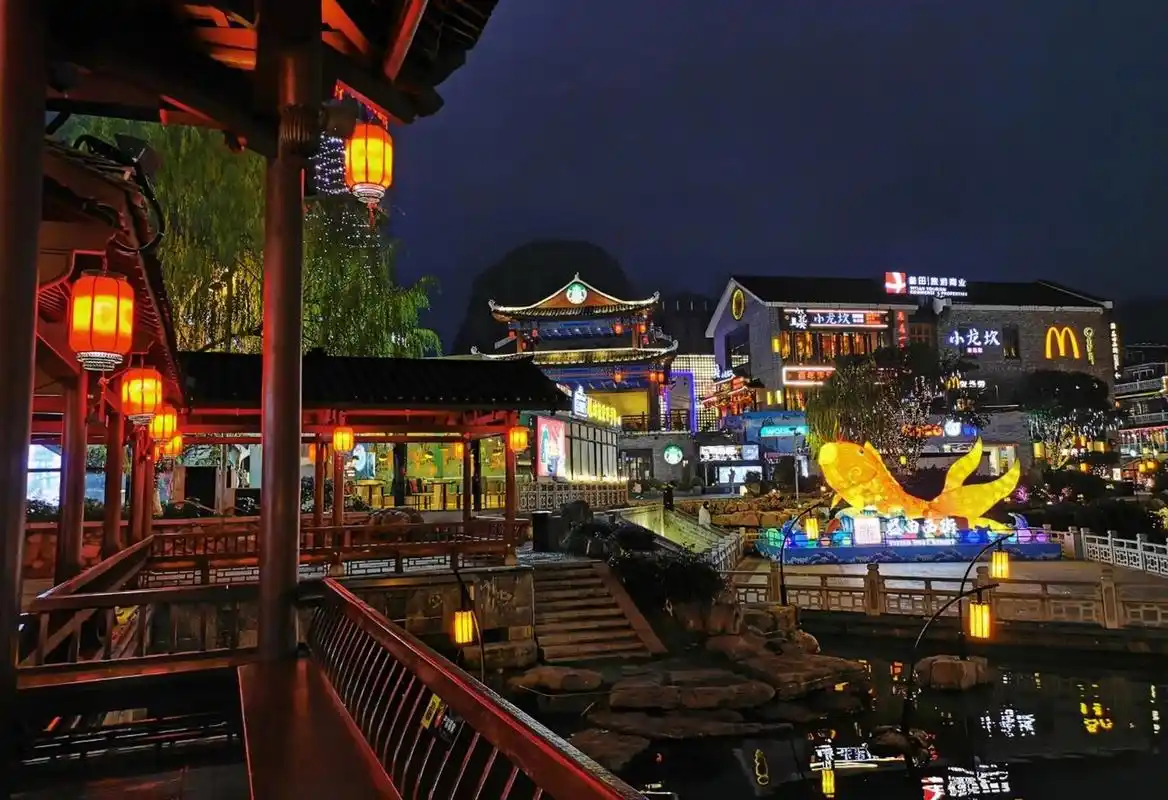 阳朔西街夜色阑珊 在阳朔漓江边上,平静安逸的小城中,有条繁华小资的