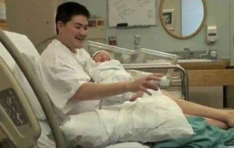 全球第一个能生孩子的男人已生下三胎如今还想要再生