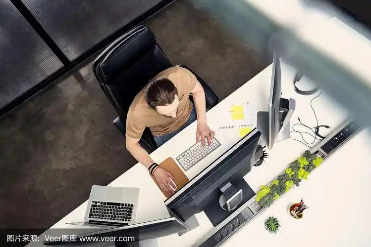 忙碌的男性专心工作