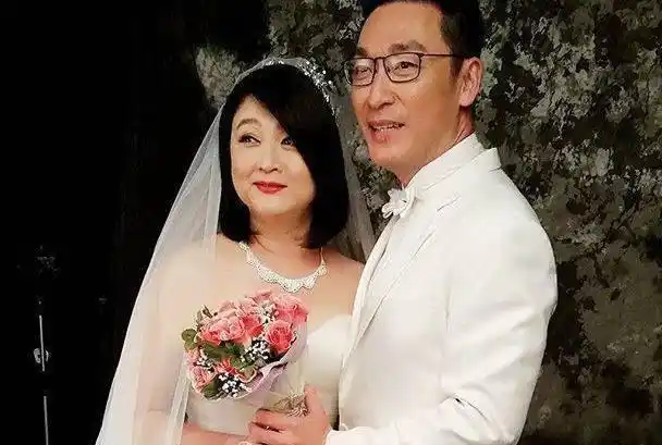 她曾大红大紫却因病发胖大变样丈夫守她27年