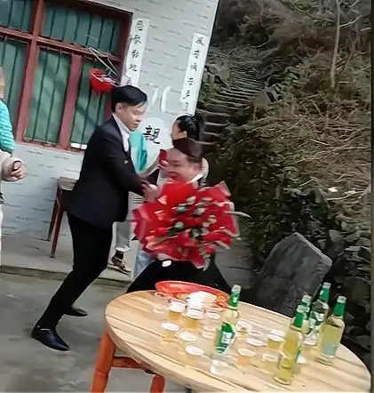 贵州男子接亲遇拦门酒随后男子操作亮了网友直呼不走寻常路