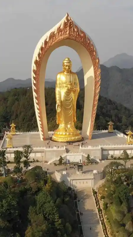 东林大佛耗资10亿,佛像身高48米,总高81米,是中国及全球第一高阿弥陀