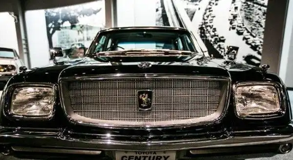 一只站立展翅的鸟的车标是车标像个鸟张开翅膀国产