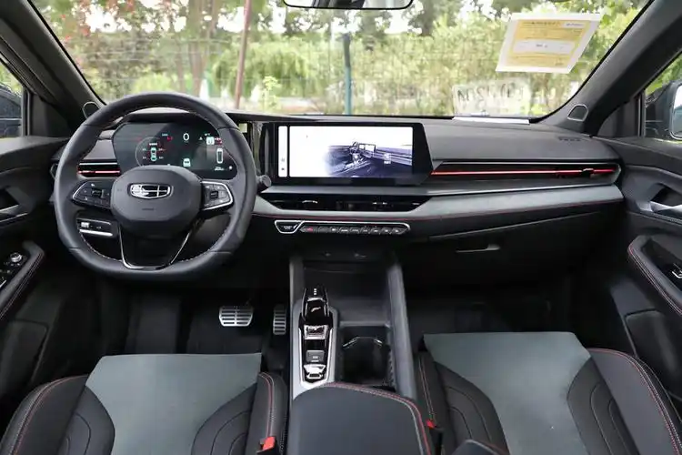 内饰方面,吉利缤瑞cool采用了"能量觉醒"环抱式驾驶舱,并且在中控台