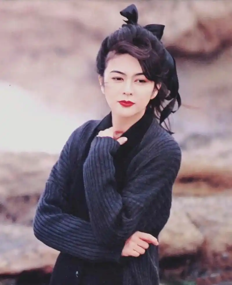 关之琳年轻时的美照,时尚春装穿搭,依旧能够引领时尚