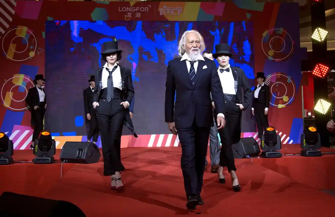 中国最帅老鲜肉王德顺空降龙民节上演跨年龄跨时代t台大秀