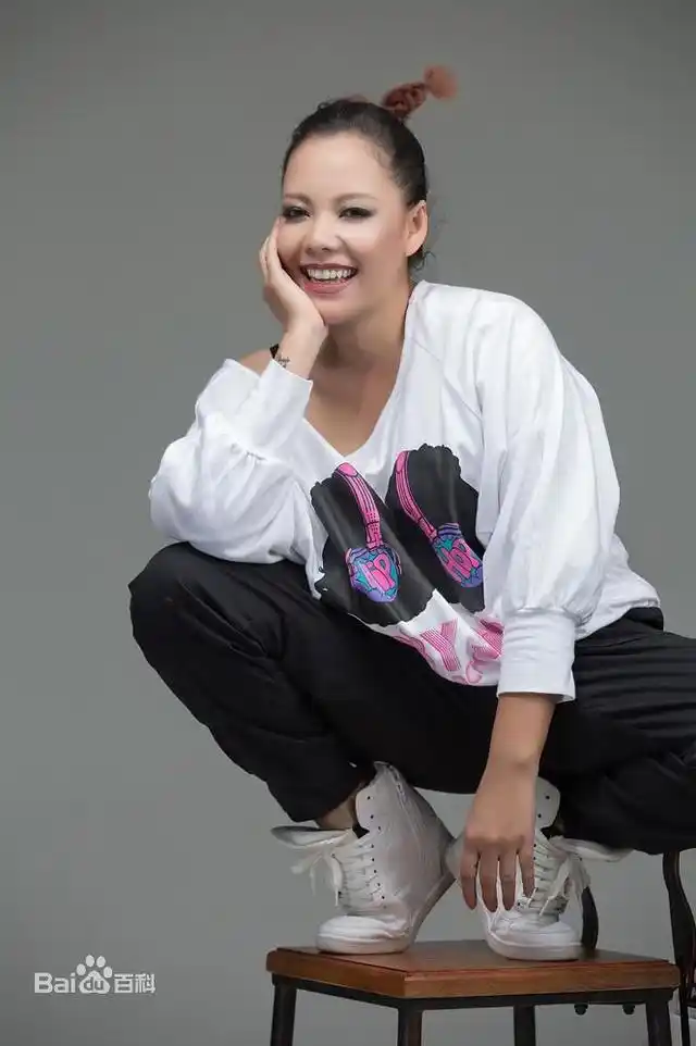 张惠春有着一副好嗓子,性格特别直爽,可爱.