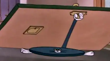 斯派克发觉上当,立马冲回来,推翻大门将汤姆压扁了