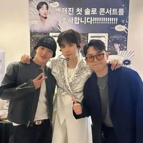 7#边伯贤#bbh bbx  240317【mihawkback】白九英老师ins更新伯贤合照