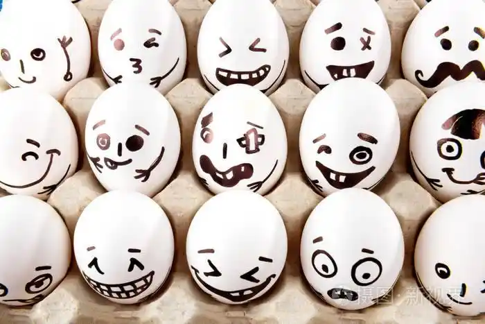 托盘里有画着卡通脸的鸡蛋