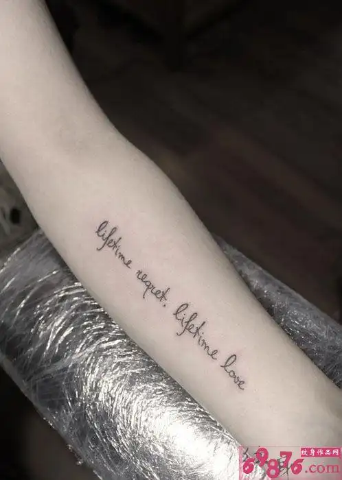 简洁英文字母手臂纹身图片