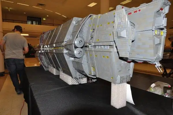 铁杆粉用乐高拼出一艘宇宙飞船