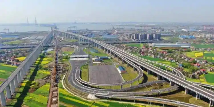 铁路(南通至安亭段)是国家"八纵八横"高铁网中沿海铁路的重要组成部分