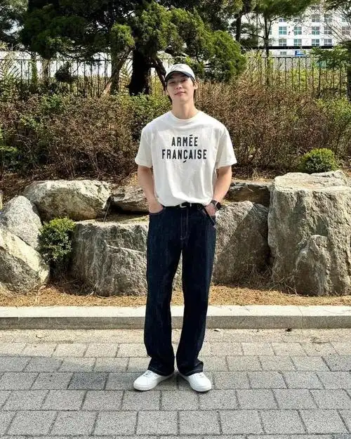 搭配要点:黑白配的穿搭一直都是男生们的经典,而且永不过时.