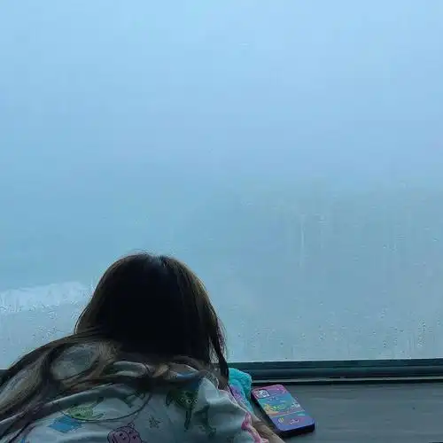 窗台漏水在窗边发呆