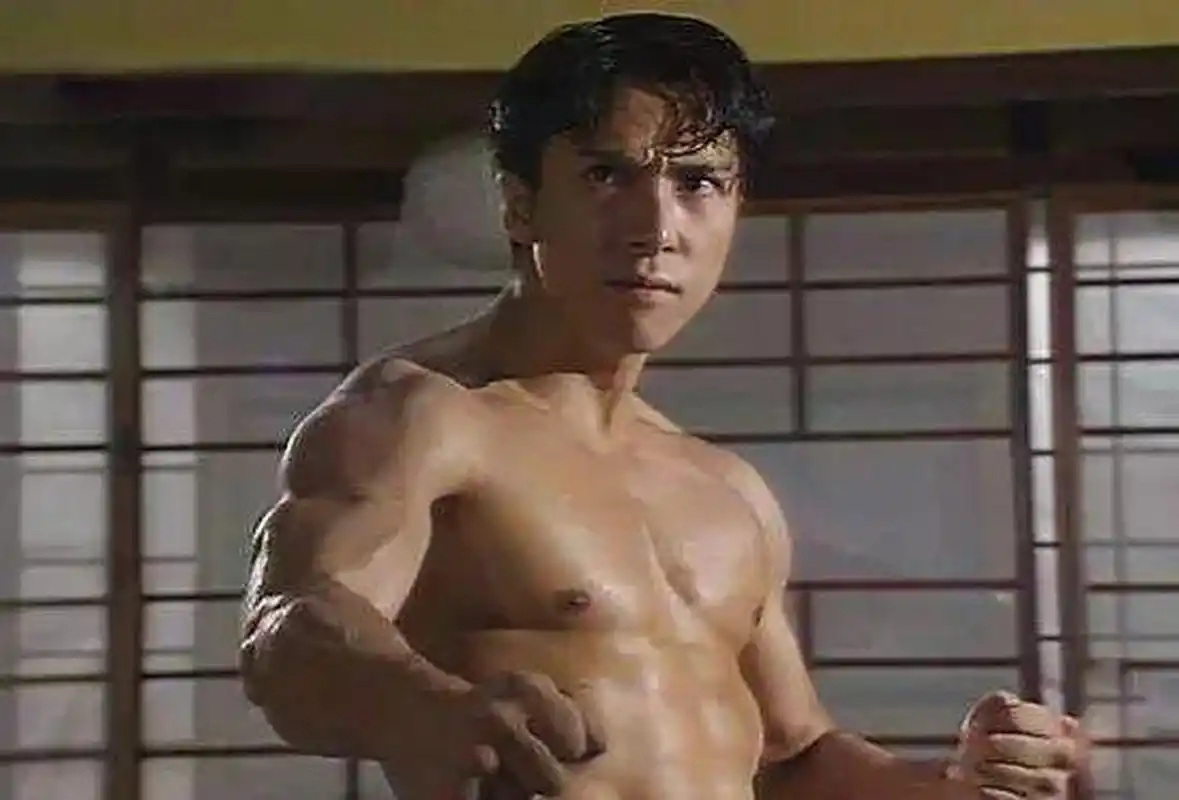 接着,吴京戴着眼镜,拿着短匕首,从不紧不慢的步伐,突然加速冲刺,在