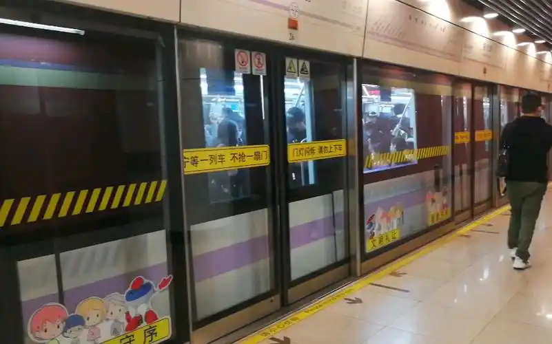 上海地铁10号线10a02热带鱼二世10059海伦路进站(航中路往新江湾城